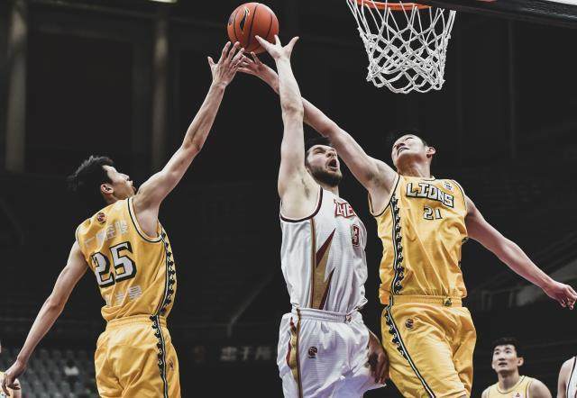 开云平台-官方：胡金秋脾脏破裂出血 已接受手术需静养3个月