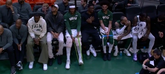 开云平台-高兴不起来!雄鹿领先20+ 字母哥与众球员在替补席不见笑意